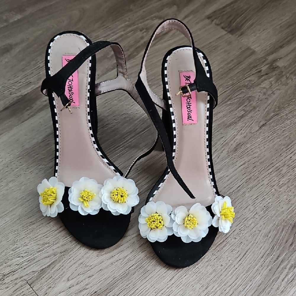 Betsey Johnson Sedona Daisy Platform Black and Yellow Floral Heels